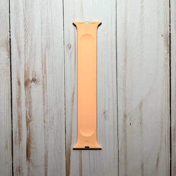 Apple Solo Loop Watch Band - Size 7 - 6"L - for 42mm, 44mm, and 45mm - Pre Owned - Picture 1 of 4